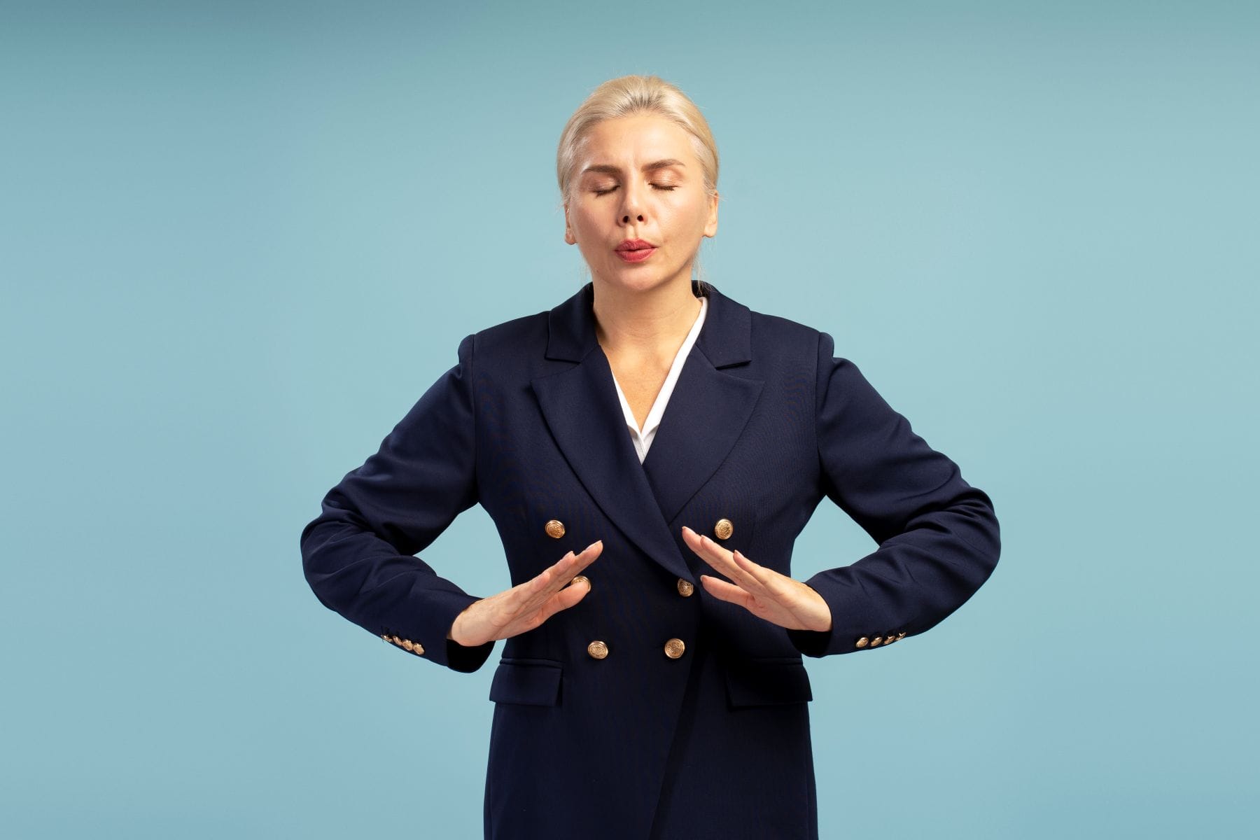 Frau in Business-Kleidung demonstriert Körpersprache mit offener Haltung und Präsenz