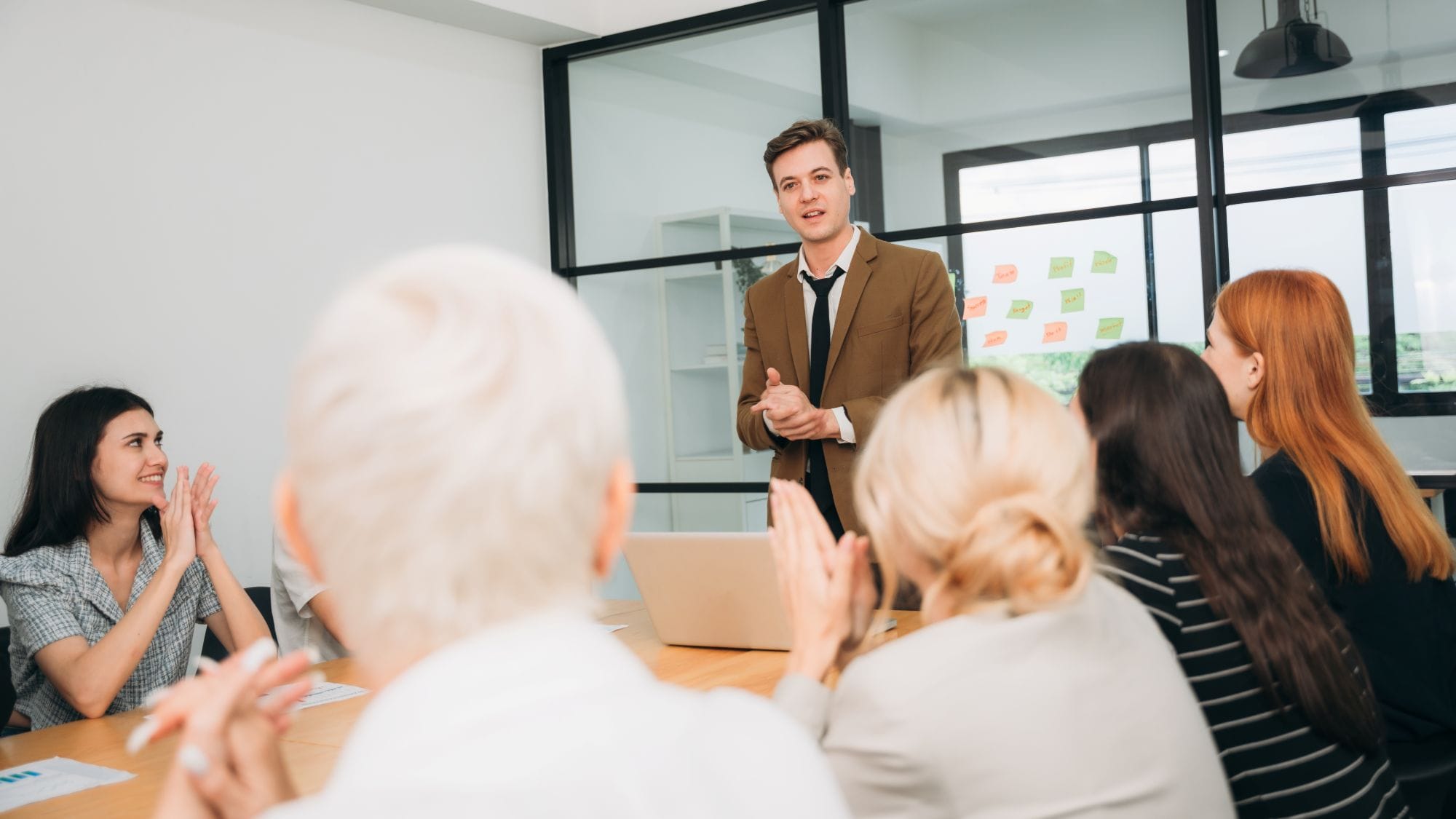 Storytelling im Business vor Publikum – eine Person erzählt eine emotionale Geschichte im Unternehmenskontext.