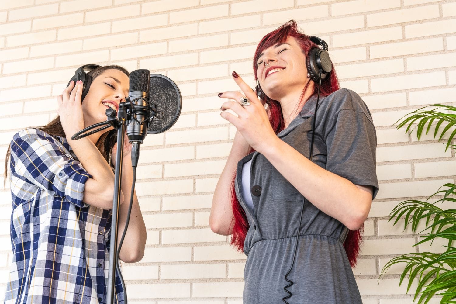Person beim individuellen Vocalcoaching für gesunde Stimmbildung und kraftvolle, authentische Stimme, geeignet auch für trans* Personen.
